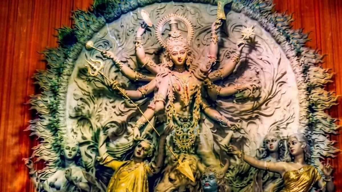 দশ হাতে অস্ত্র, অথচ অসুর চিনতে এত ভয়!
