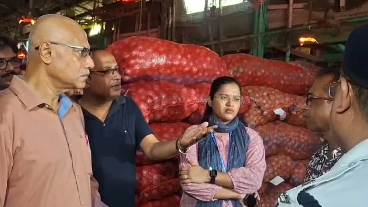 চিনির দাম নিয়ন্ত্রণে তৎপর প্রশাসন, মুখ্যমন্ত্রীর হুঁশিয়ারির পরেই বাজারে অভিযান