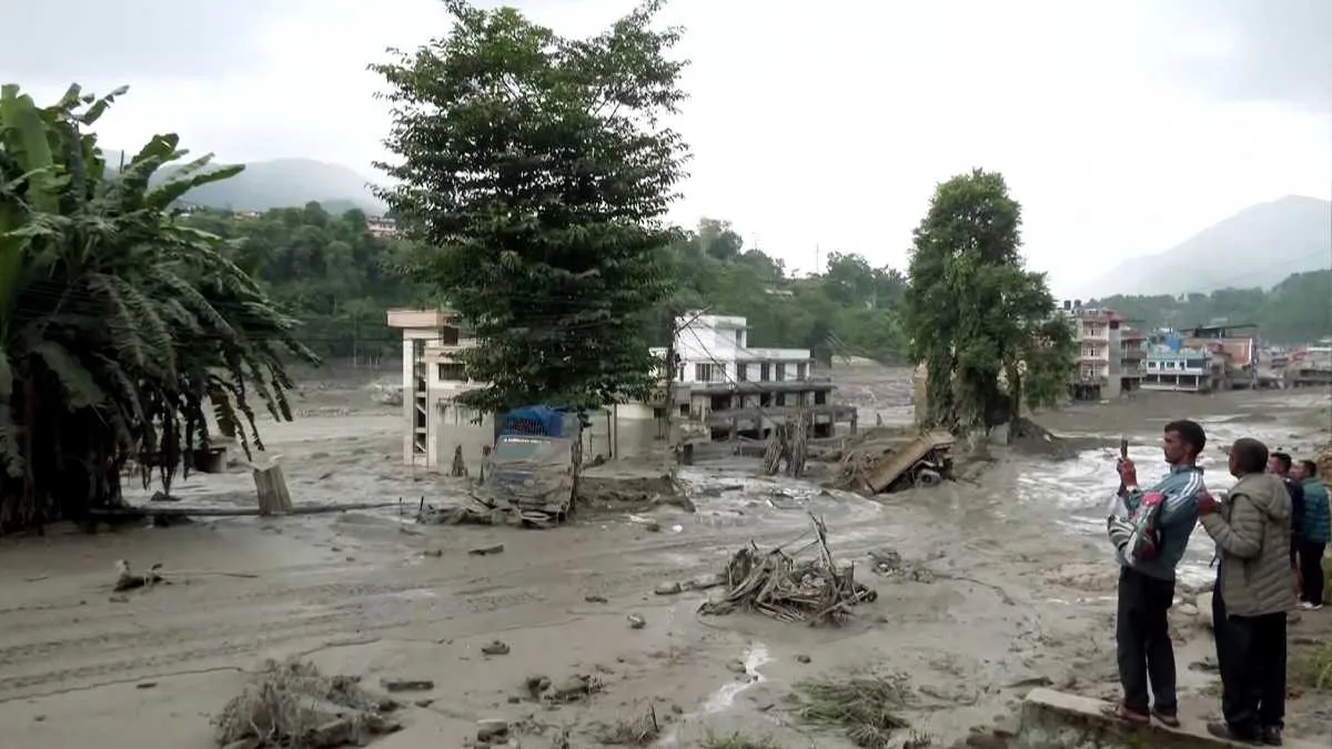 হড়পা বানে ক্ষতিগ্রস্ত ১৩ জলবিদ্যুৎ কেন্দ্র, ভারতে বিদ্যুৎ রপ্তানি কমাল নেপাল