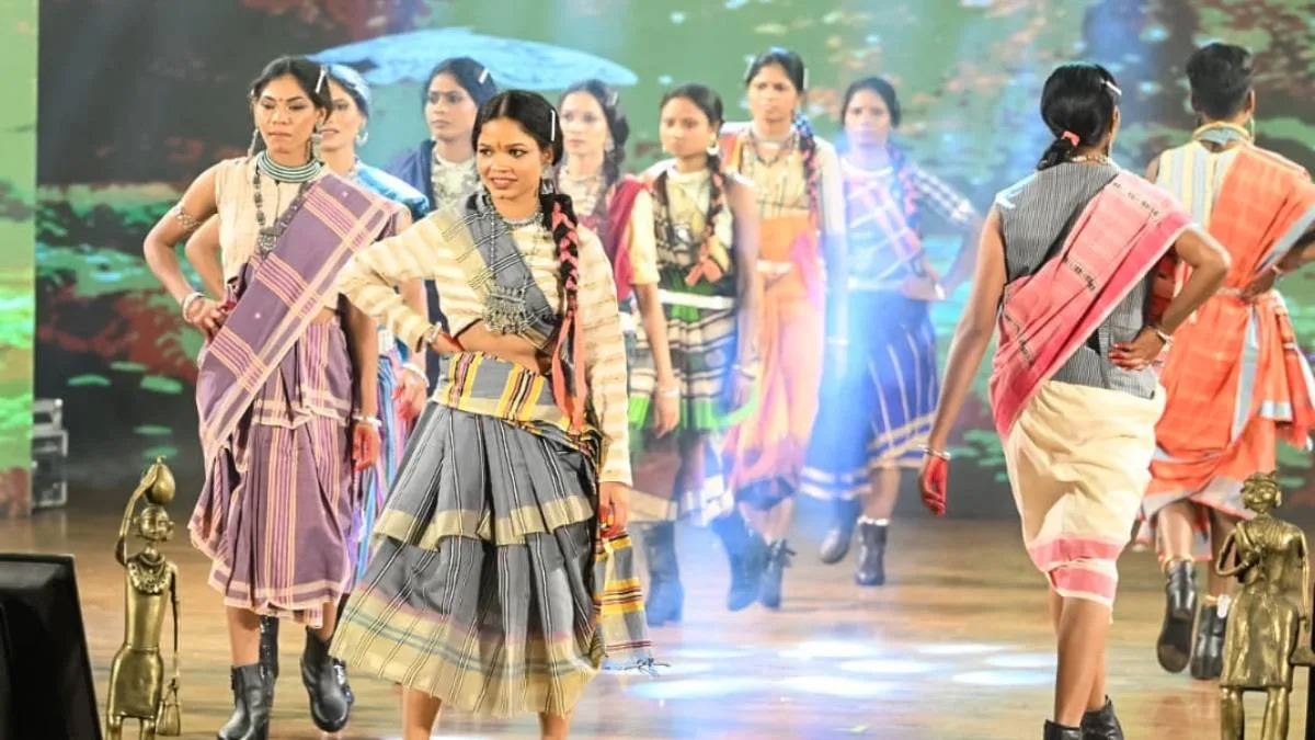 জঙ্গল থেকে ফ্যাশন শো, বন্দুক ছেড়ে র‍্যাম্প মাতালেন প্রাক্তন মহিলা নকশালরা