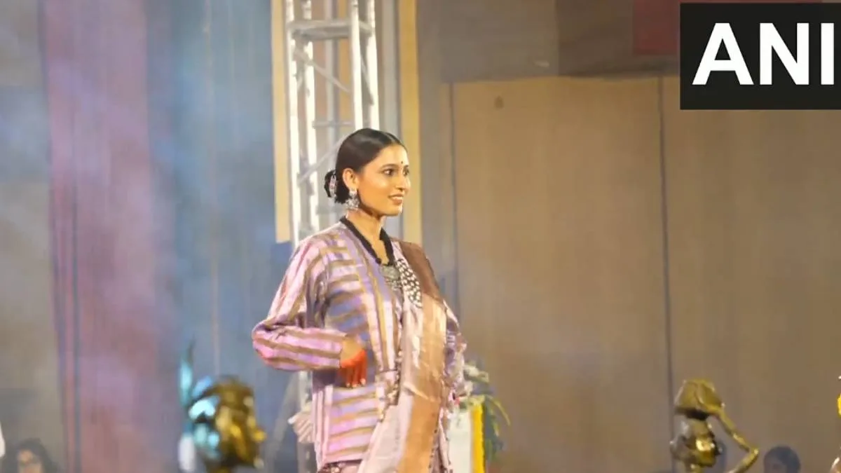 জঙ্গল থেকে ফ্যাশন শোয়ে, বন্দুক ছেড়ে র‍্যাম্প মাতালেন প্রাক্তন মহিলা নকশালরা