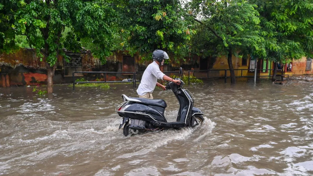 নিম্নচাপের জেরে দক্ষিণবঙ্গে বৃষ্টি, জলমগ্ন একাধিক এলাকা
