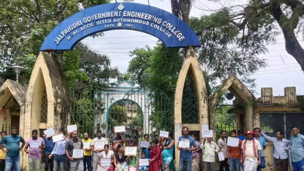 নিরাপত্তাকর্মীদের ছাঁটাইয়ের প্রতিবাদে জলপাইগুড়ি সরকারি ইঞ্জিনিয়ারিং কলেজের গেট অবরোধ
