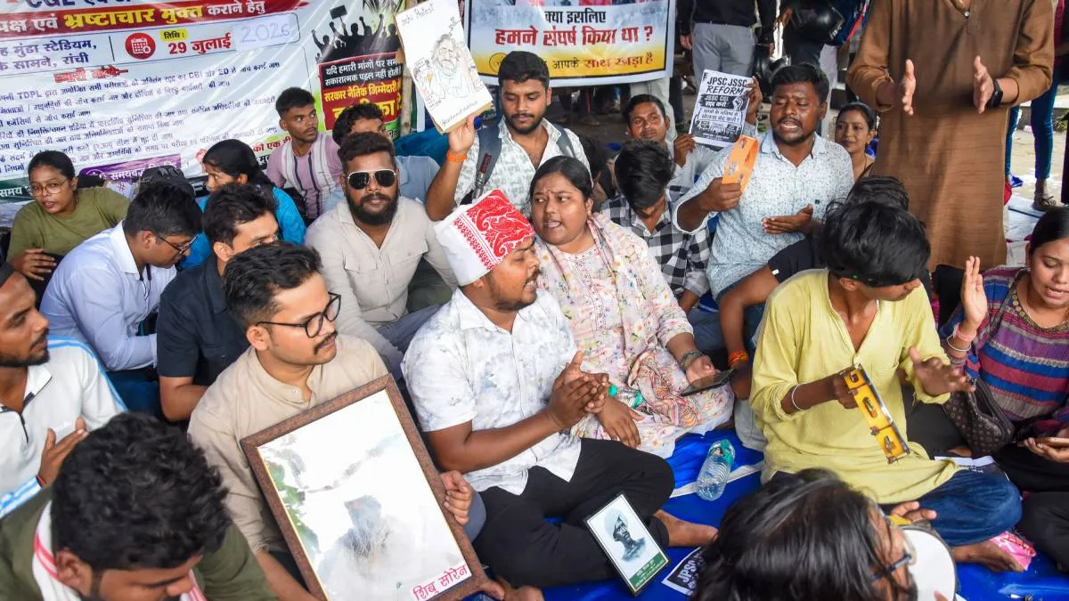 ঝাড়খণ্ডে আন্দোলনরত চাকরিপ্রার্থী শিক্ষার্থীদের সঙ্গে আলোচনায় রাজি সরকার, মুখ্যমন্ত্রী হেমন্ত সোরেনের সঙ্গে প্রকাশ্য বৈঠকের দাবি