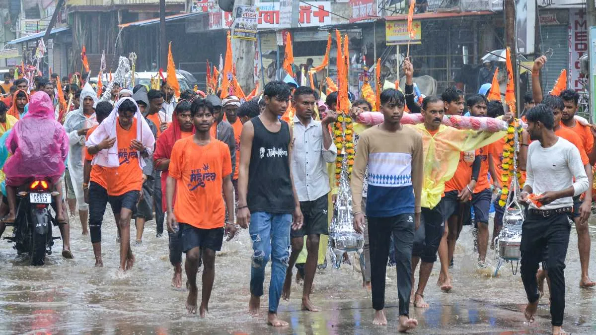 পুলিশের সঙ্গে কানওয়ারিয়াদের বচসা, তা থেকে বিক্ষোভ, অবশেষে ক্ষমা চাইল প্রশাসন