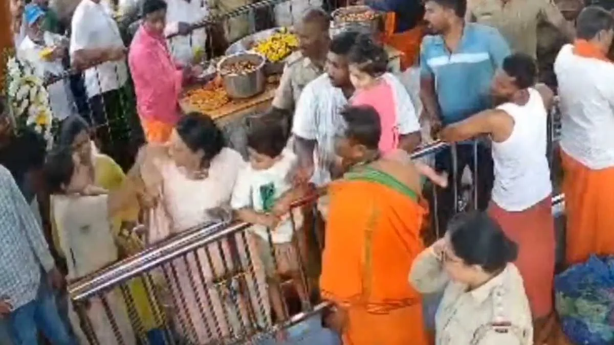 কর্ণাটকের মন্দিরে পুলিশকর্মীকে চড়, বিধায়কের মেয়ের সঙ্গে হাতাহাতির সিসিটিভি ফুটের প্রকাশ্যে