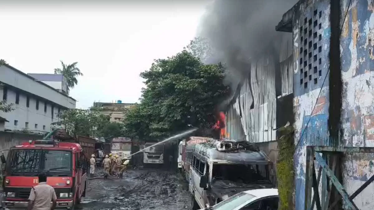 ভোররাতে ফের আগুনের গ্রাসে কলকাতা, যশোর রোড়ে পুড়ে ছাই ২২ গাড়ি
