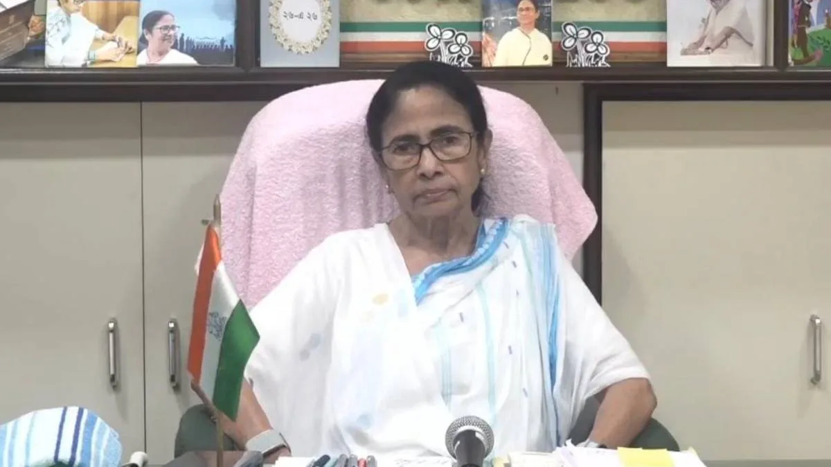 আরএসএসের রেজিস্ট্রেশন নিয়ে প্রশ্ন, নেতাজি অবমাননার ইস্যুতে সরব মমতা
