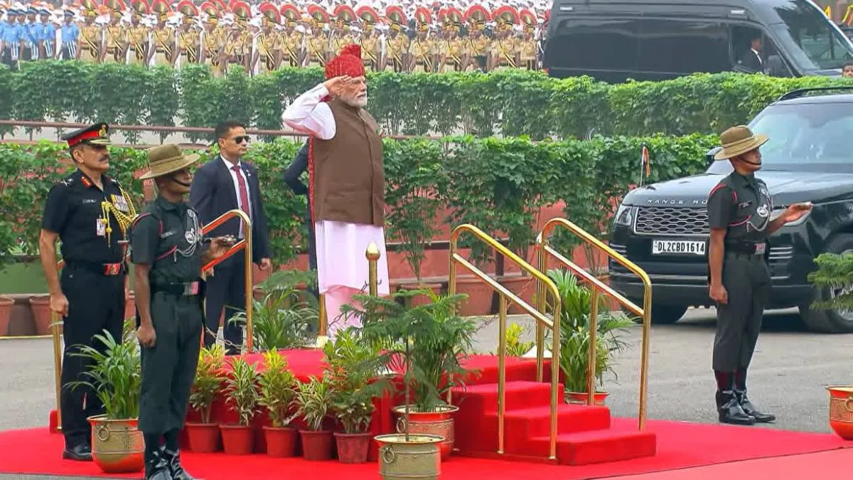 সশস্ত্র নকশাল শেষ হলেও মতাদর্শের প্রভাব রয়ে গিয়েছে, লালকেল্লা থেকে বার্তা মোদীর