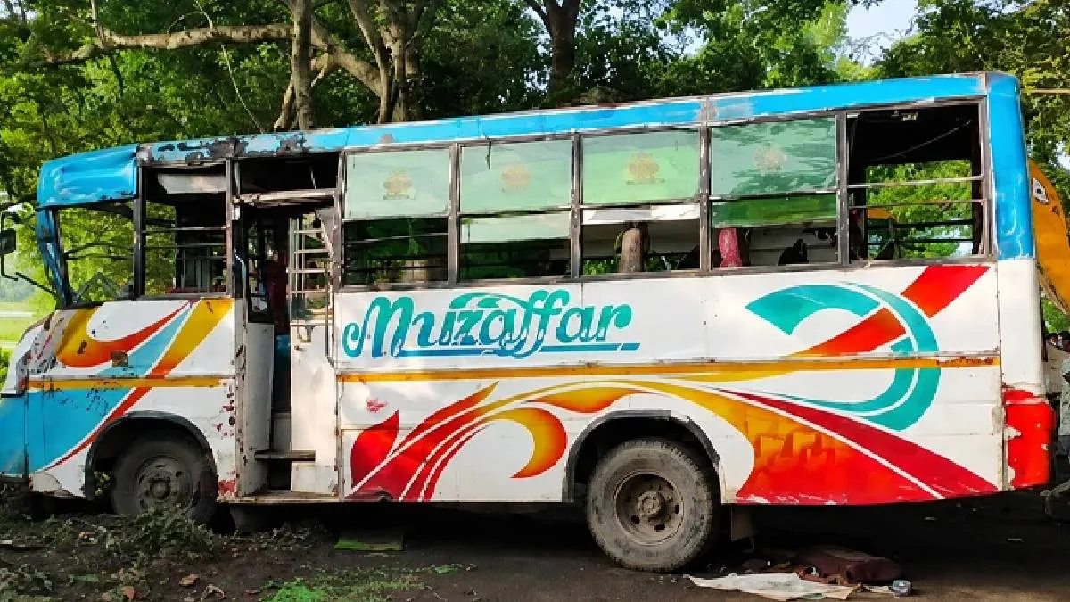 ছুটির দিনে মর্মান্তিক পথ দুর্ঘটনা মন্দিরবাজারে, নিয়ন্ত্রণ হারিয়ে গাছে ধাক্কা দিতেই মৃত্যু কন্ডাক্টরের
