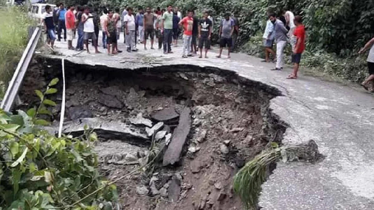 তুমুল দুর্যোগে বিপর্যস্ত হয়ে পড়ল উত্তরবঙ্গ, ধসের জেরে একাধিক রাস্তা বন্ধ