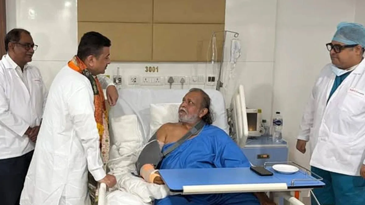 হাসপাতালে ভর্তি মিঠুন চক্রবর্তী, শারীরিক অবস্থা দেখতে গেলেন মুখ্যমন্ত্রী