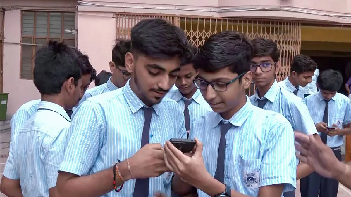 শ্রেণিকক্ষে পড়ুয়ারা মোবাইল ব্যবহার করতে পারবেন না, বিজ্ঞপ্তি জারি মধ্যশিক্ষা পর্ষদের