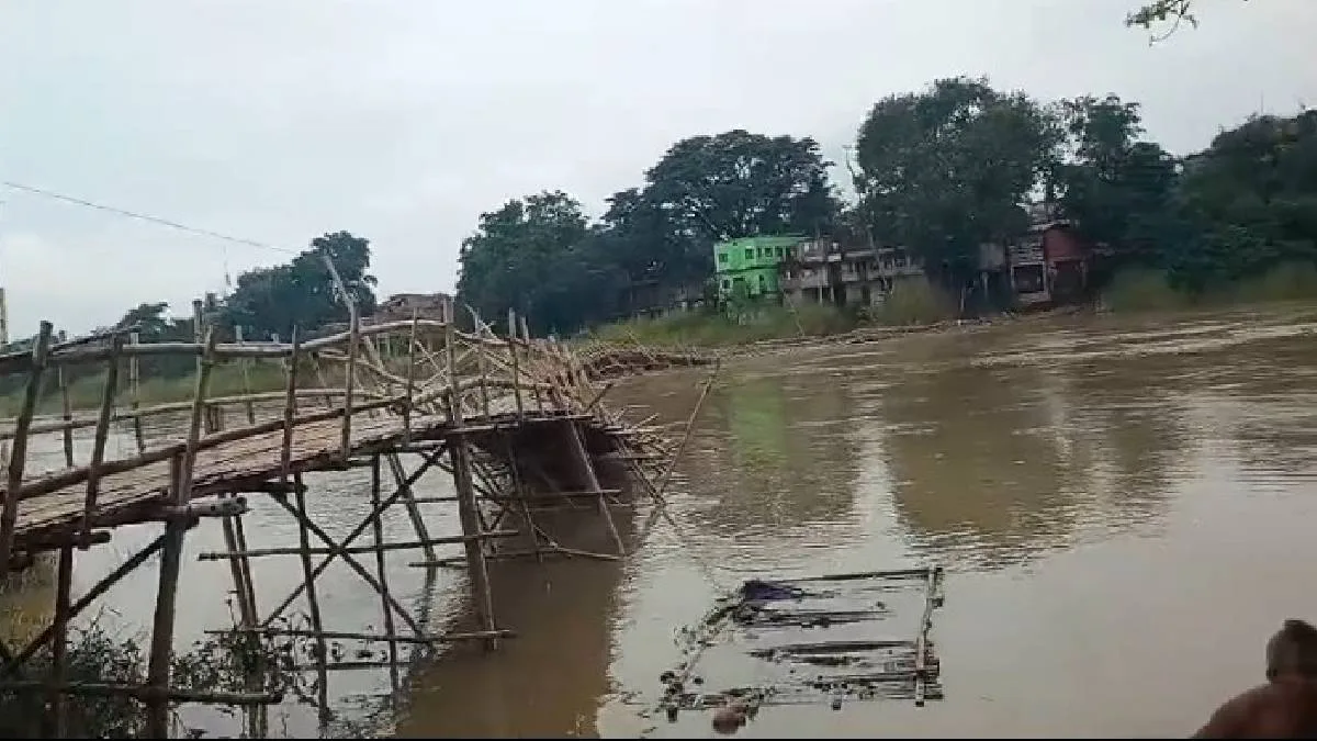 টানা বৃষ্টিতে রূপনারায়ণ নদীর জল বাড়ল, খানাকুলের বন্দর এলাকায় ভেসে গেল বাঁশের সেতু