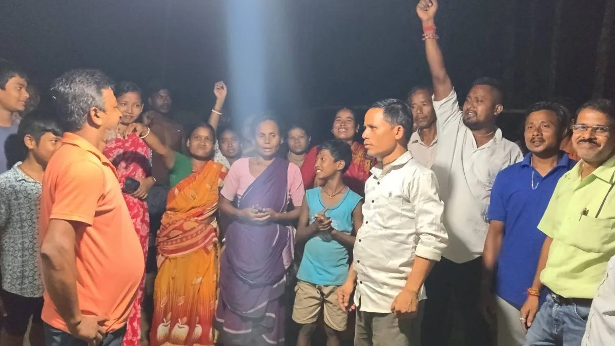 মুখ্যমন্ত্রীর হাতযশে হ্যারিকেন আউট বিদ্যুৎ ইন, স্বাধীনতার পর প্রথম আলো দেখল ধূপগুড়ির গ্রাম