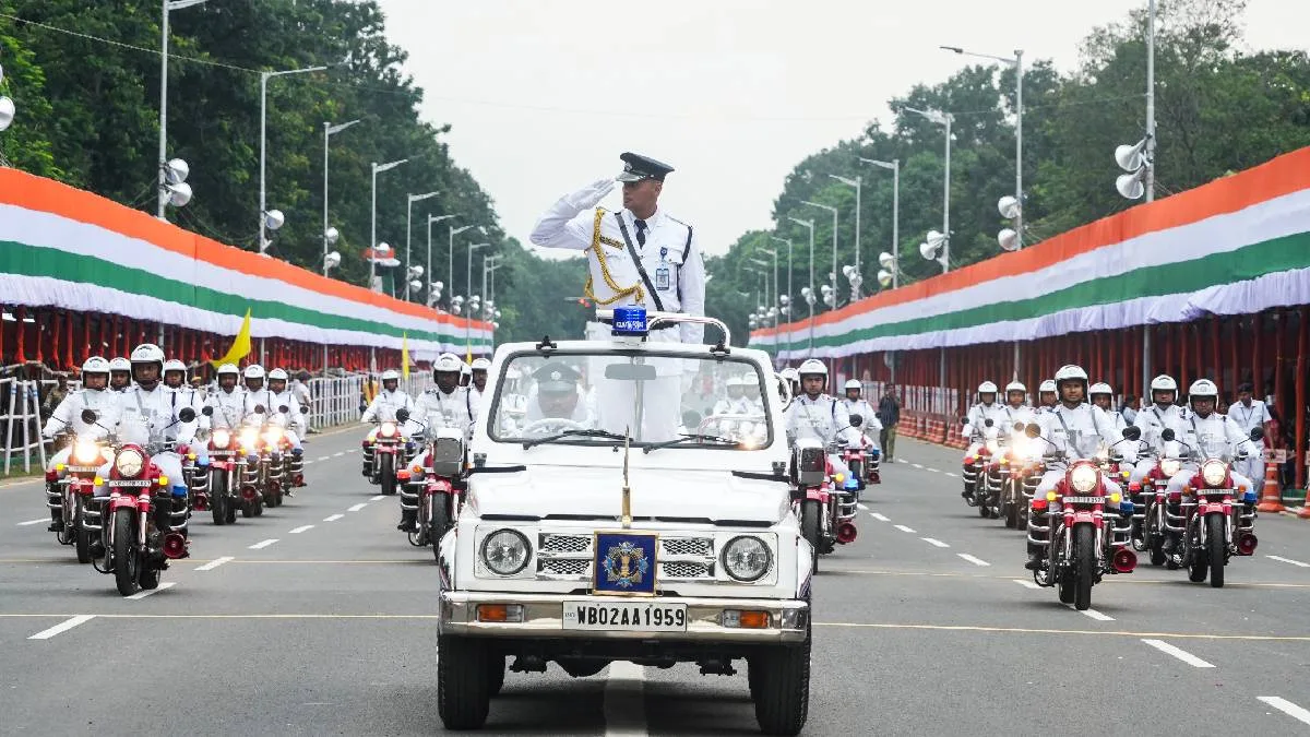 মোবাইলে ছবি তোলা যাবে না, রেড রোডে নো-সেলফির নির্দেশ দিল কলকাতা পুলিশ