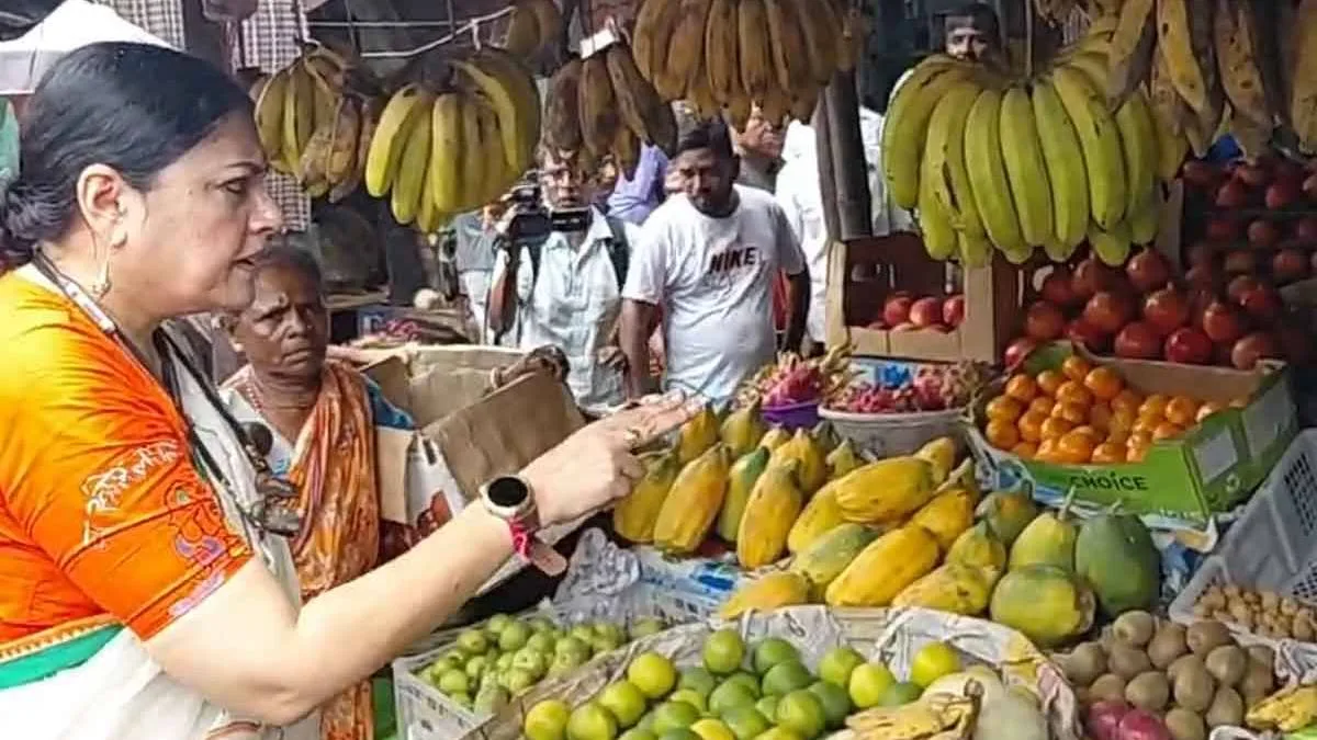 ল্যান্সডাউন বাজারে গিয়ে কড়া ধমক ব্যবসায়ীদের, অগ্নিমিত্রা বেঁধে দিলেন সময়সীমা