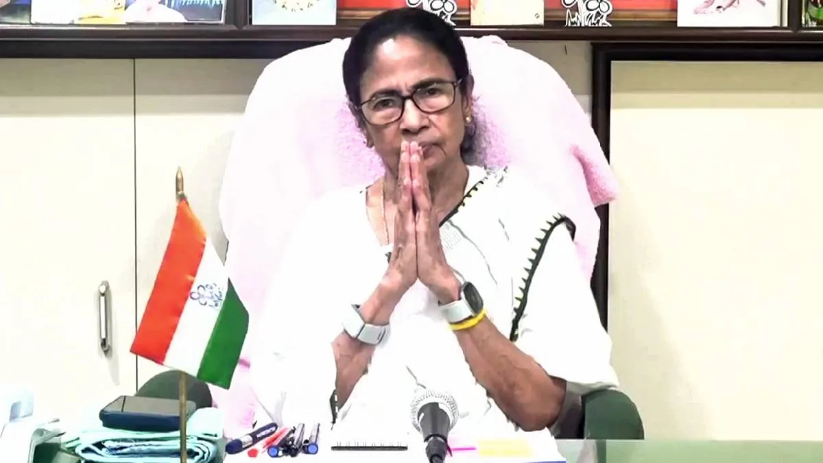 ‘আশিস দাকে অবিরাম চাপের মুখে ফেলা হয়েছে’, সহকর্মীর প্রয়াণে বার্তা মমতার