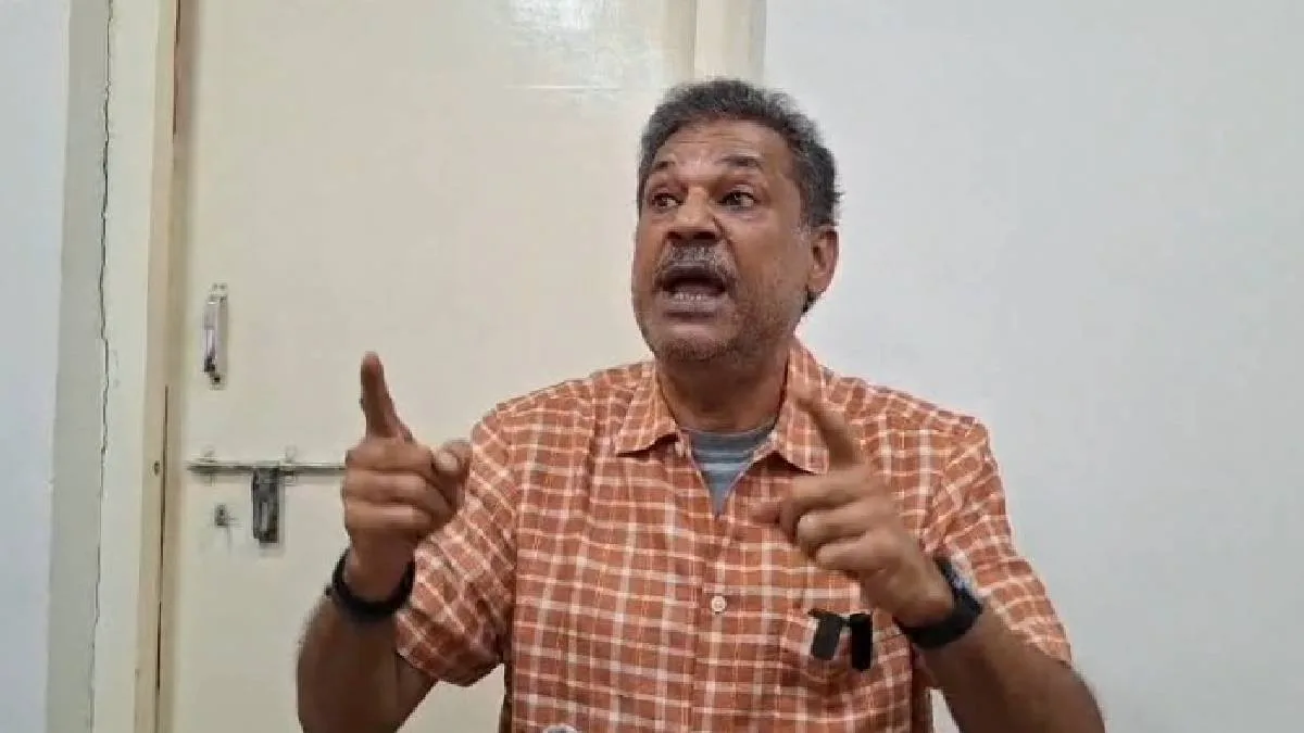 ডিমের জবাবে পিস্তল রাখার প্রস্তাব কীর্তির, তৃণমূল সাংসদের মন্তব্য তুঙ্গে বিতর্ক