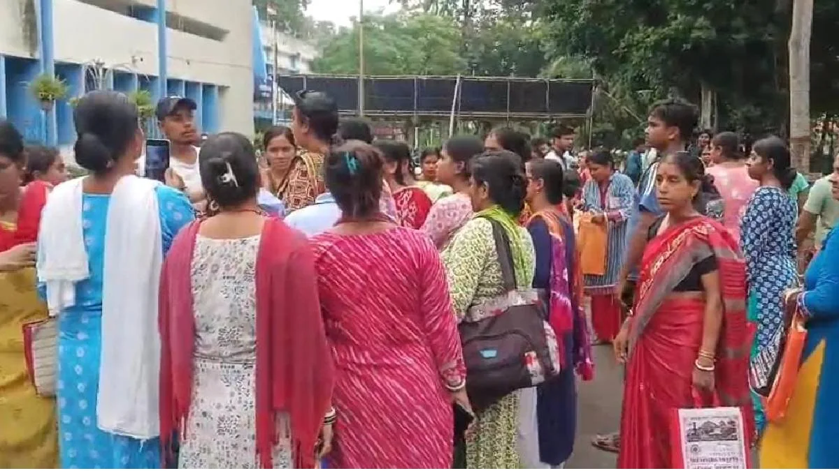 অন্নপূর্ণা যোজনার টাকা না ঢোকায় মহিলাদের বিক্ষোভ, জামুড়িয়ায় বিডিও অফিসে পড়ল তালা