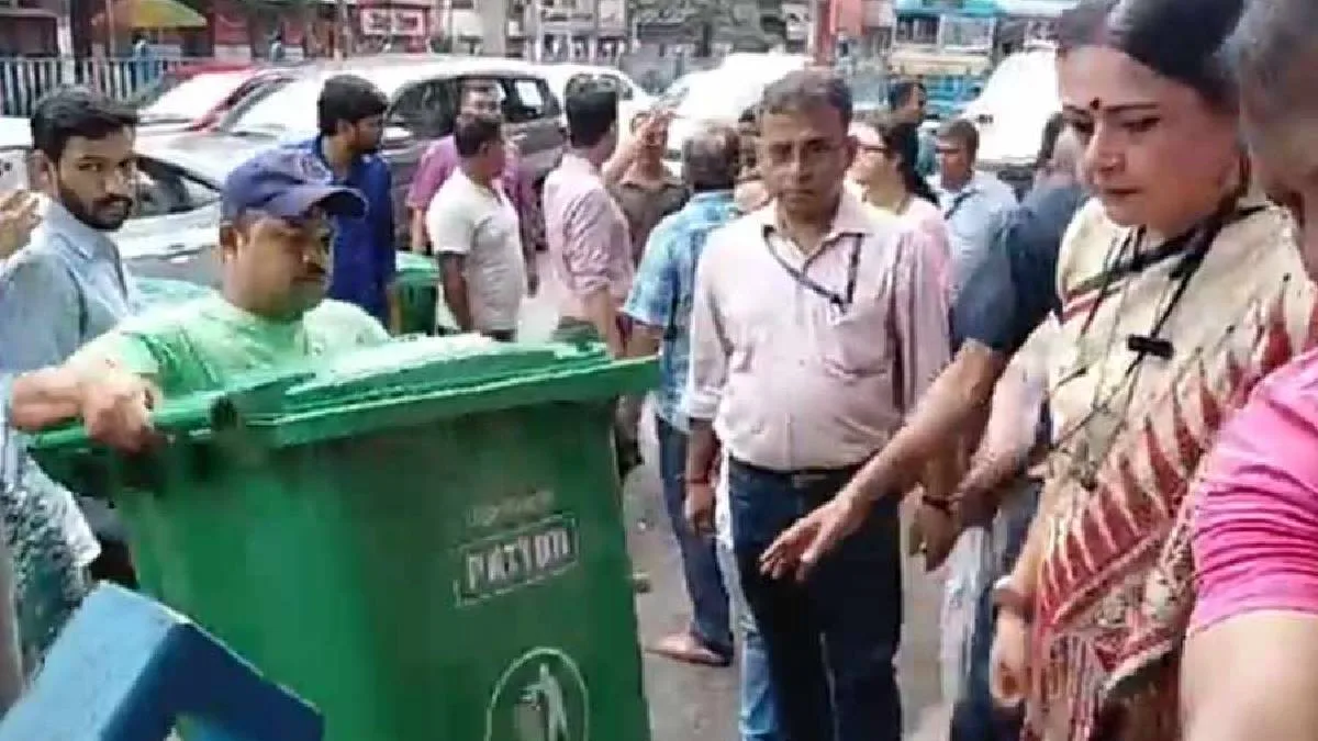 শপিং মলের পাশে আবর্জনার স্তূপ, রাস্তায় নেমে ডাস্টবিন বিলি অগ্নিশর্মা অগ্নিমিত্রার