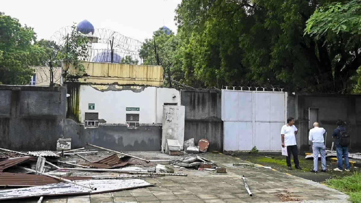 দিল্লিতে পাকিস্তান হাই কমিশনের বাইরে অনুমোদনহীন নির্মাণ ভাঙল প্রশাসন,  বুলডোজার চালিয়ে ধূলিসাৎ ব্যারিকেড