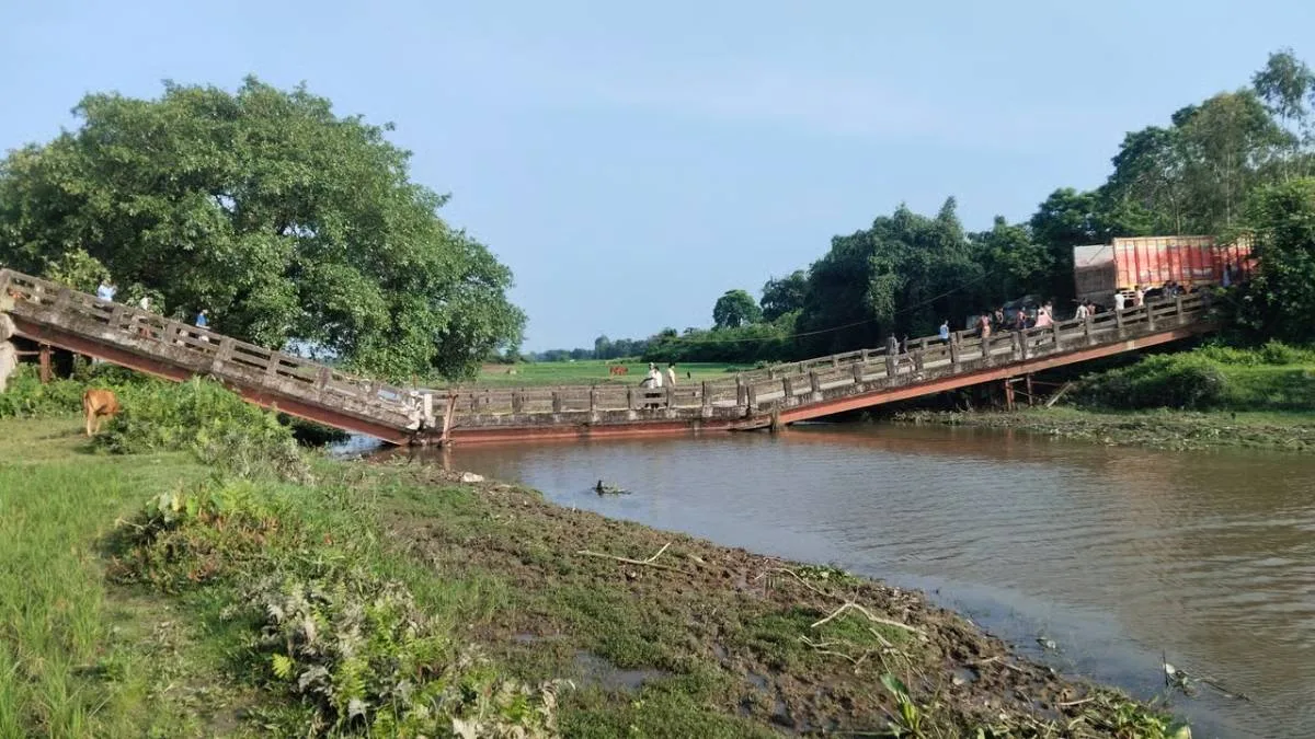 ভেঙে পড়ল ফক্কোরের হাট-পঞ্চারহাট সড়কের দেওশাল সেতু, শীতলকুচিতে দুশ্চিন্তা