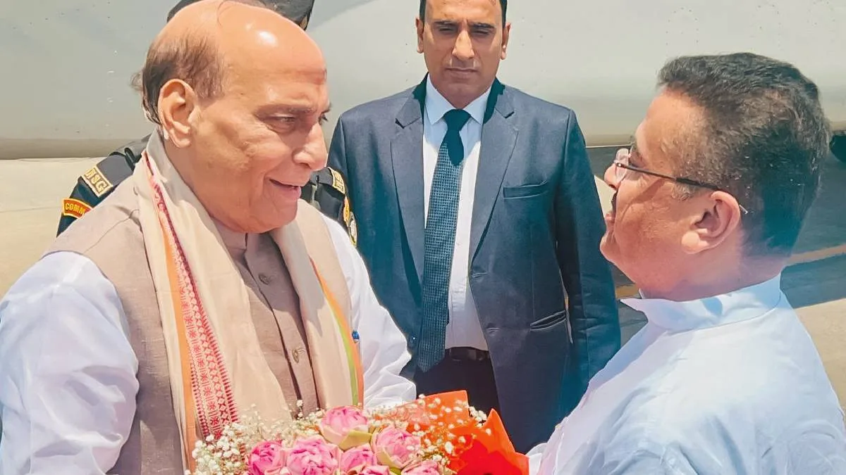 ‘এখন পশ্চিমবঙ্গে শুধুই বিনিয়োগের খবর আসছে’, মুখ্যমন্ত্রীকে দ্বরাজ শংসাপত্র প্রতিরক্ষামন্ত্রীর