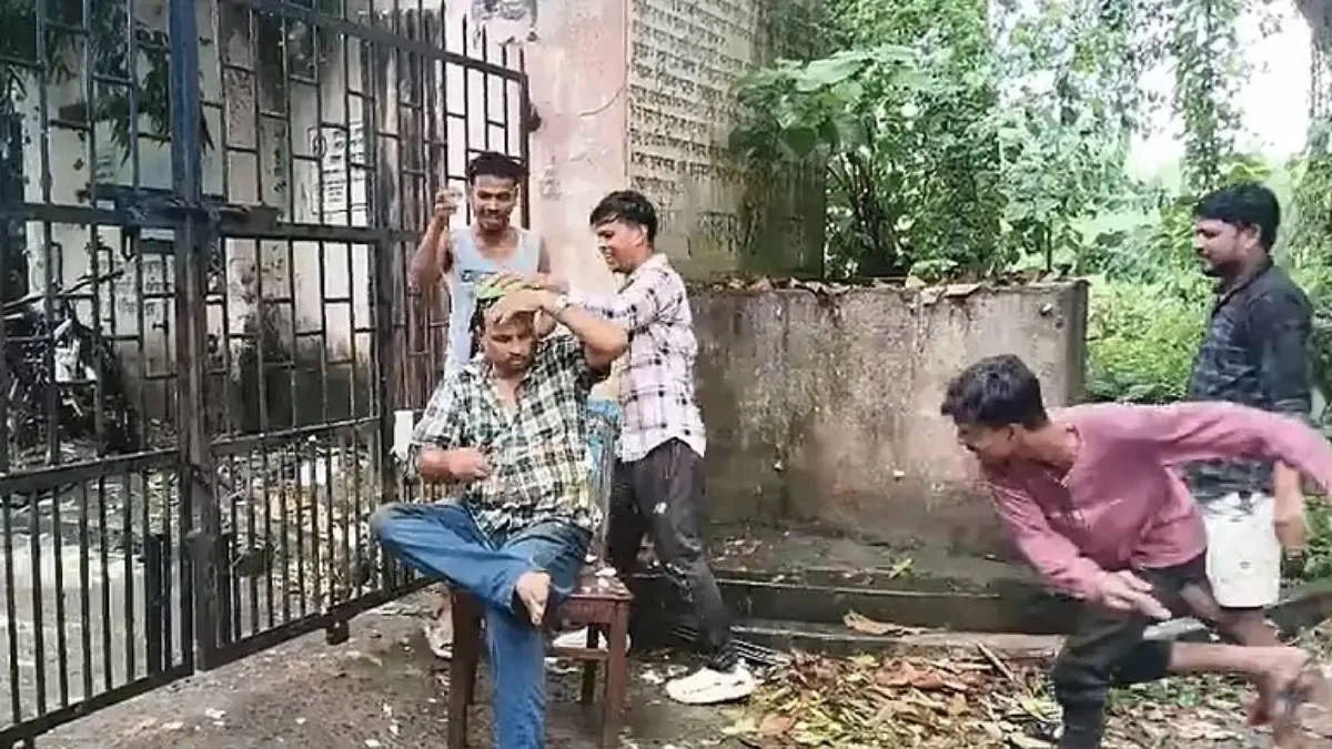 প্রধানশিক্ষককে ডিম থেরাপি দিল গ্রামবাসীরা, কাদা লেপে বাঁকুড়ায় চলল উল্লাস