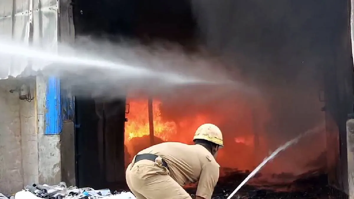 হাওড়ার বহুতলে বিধ্বংসী অগ্নিকাণ্ড, ঝলসে মৃত্যু বৃদ্ধার, একঘণ্টার চেষ্টায় আগুন নিয়ন্ত্রণে