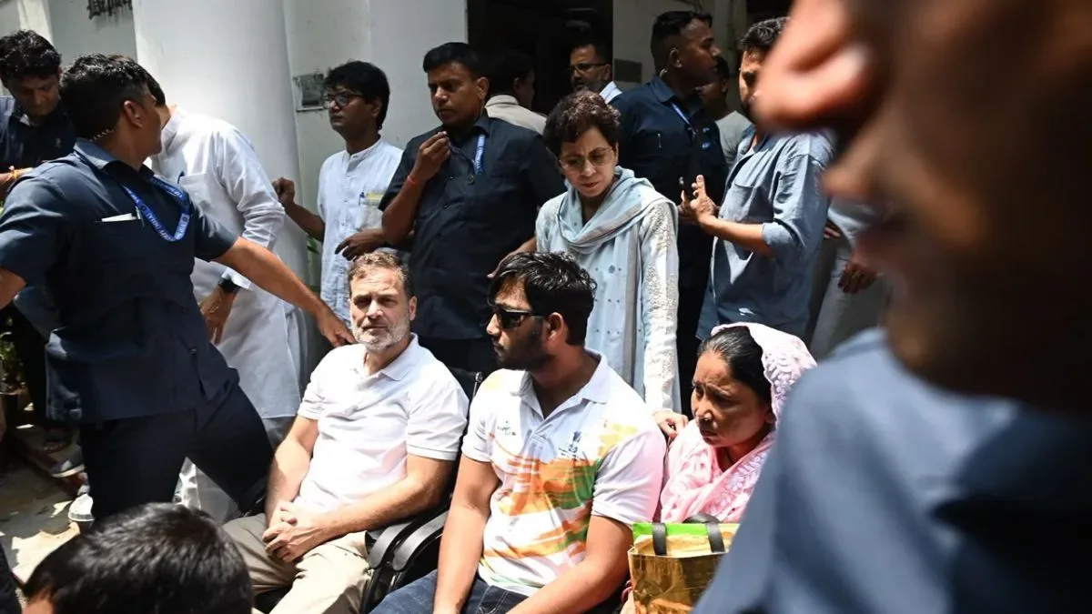 দিল্লির পেলেটকাণ্ডে জখম পড়ুয়াকে সঙ্গে নিয়ে থানার সামনে ধর্না রাহুল-প্রিয়াঙ্কার