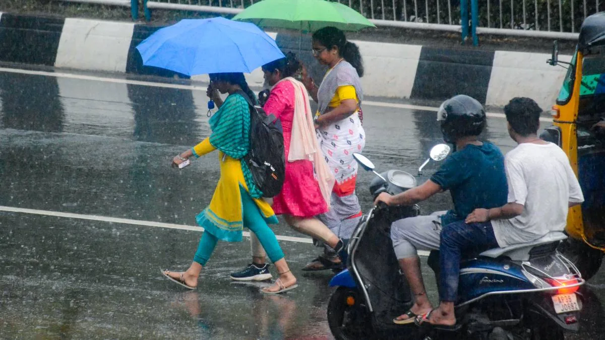 আজও কলকাতায় বৃষ্টি, রবিবার পর্যন্ত ঝোড়ো হাওয়ার সতর্কতা দক্ষিণে