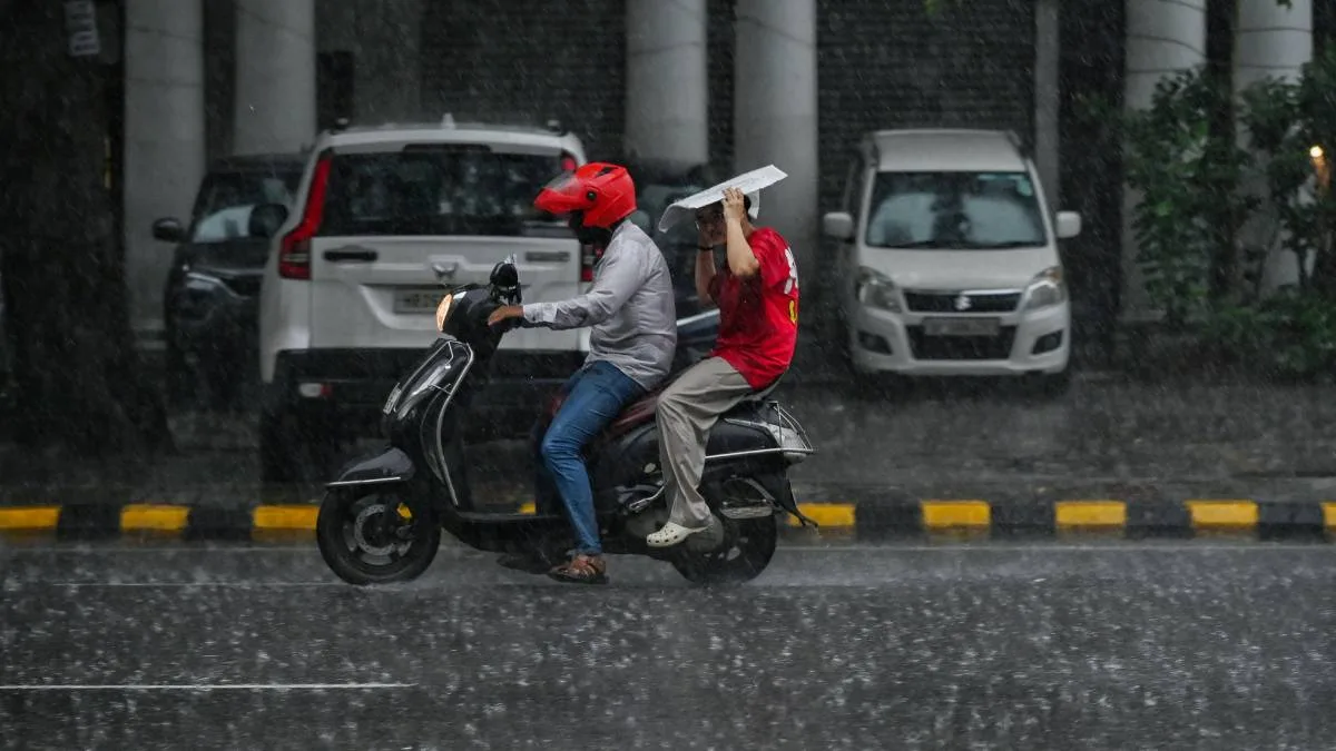 নিম্নচাপ ও ঘূর্ণাবর্তের জোড়া প্রভাবে বৃষ্টি, সতর্কতা দক্ষিণবঙ্গের উপকূলীয় জেলায়