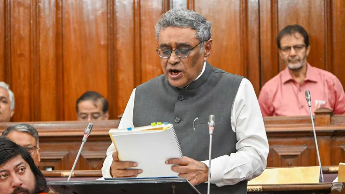 বাংলার অর্থনৈতিক অবক্ষয় কাটিয়ে ওঠার চ্যালেঞ্জ কঠিন, কিন্তু একই সঙ্গে আশাব্যঞ্জক: স্বপন দাশগুপ্ত