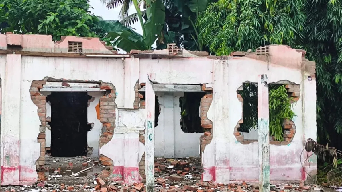 সিপিএমের অফিস ভাঙচুর করে জানলা দরজা খুলে নিল দুষ্কৃতীরা