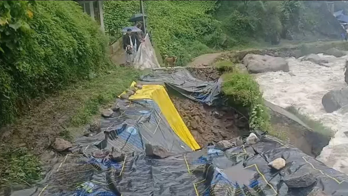 টানা বৃষ্টিতে ধসে বিপর্যস্ত পাহাড় ও উত্তরবঙ্গ: বিচ্ছিন্ন একাধিক গ্রাম, নদী প্লাবিত হওয়ার সতর্কতা