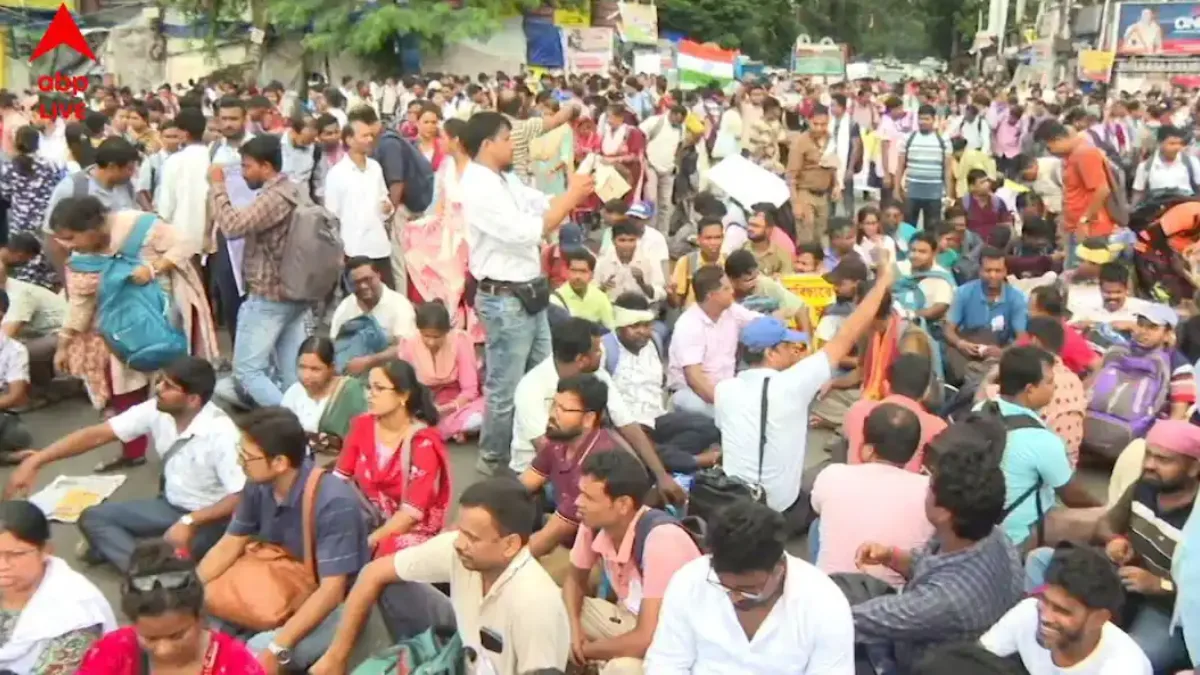 ৩১ আগস্টের ডেডলাইন, থমকে নিয়োগ! ২৬ হাজার শিক্ষকের ভবিষ্যৎ ফের অনিশ্চিত