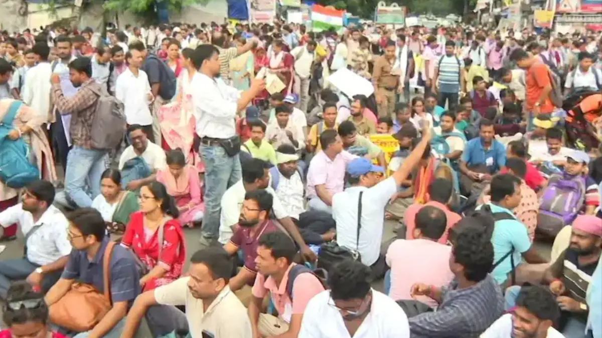 ৩১ আগস্টের ডেডলাইন, থমকে নিয়োগ! ২৬ হাজার শিক্ষকের ভবিষ্যৎ ফের অনিশ্চিত
