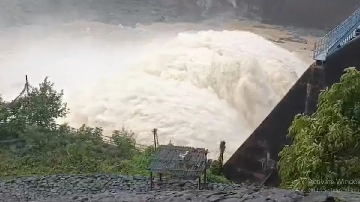 ভারী বর্ষণের জের, জল ছাড়া হচ্ছে মাইথন, পাঞ্চেতে