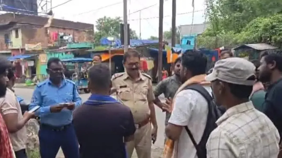 কল্যাণেশ্বরী পিএইচইর বটলিং প্ল্যান্টে বিক্ষোভ ৮ বছর কাজ করা কর্মীদের বাদ