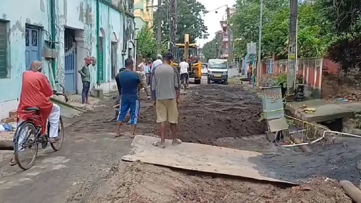 চুঁচুড়ার রাস্তায় বিরাট ধস