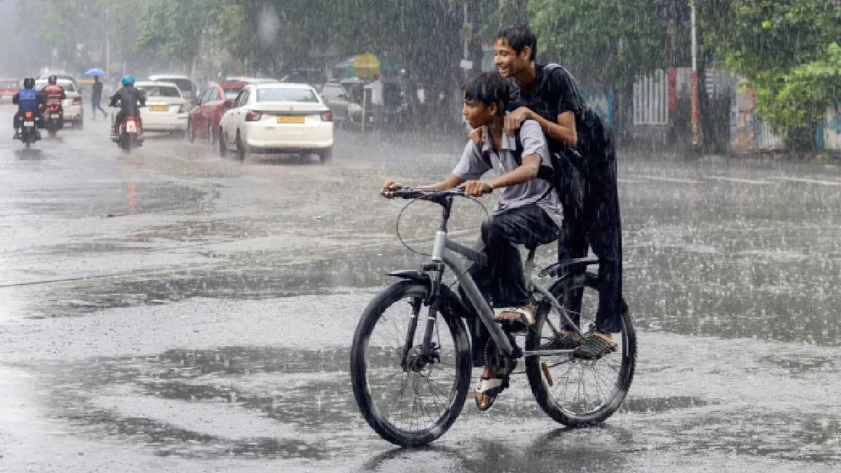 নিম্নচাপের জেরে কলকাতায় বৃষ্টি, দক্ষিণবঙ্গের তিন জেলায় লাল সতর্কতা