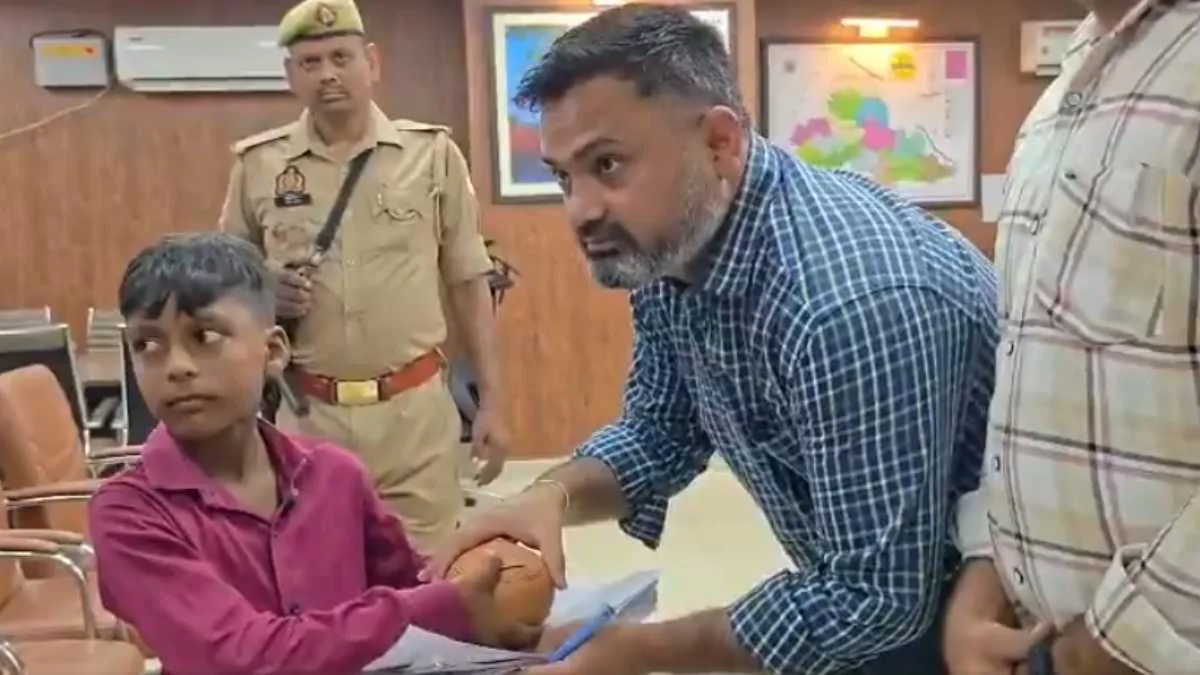 নেপালের বন্যার্তদের জন্য এক বছরের সঞ্চয় দান আট বছরের আলফাজের, মন ছোঁয়া উদ্যোগ খুদের