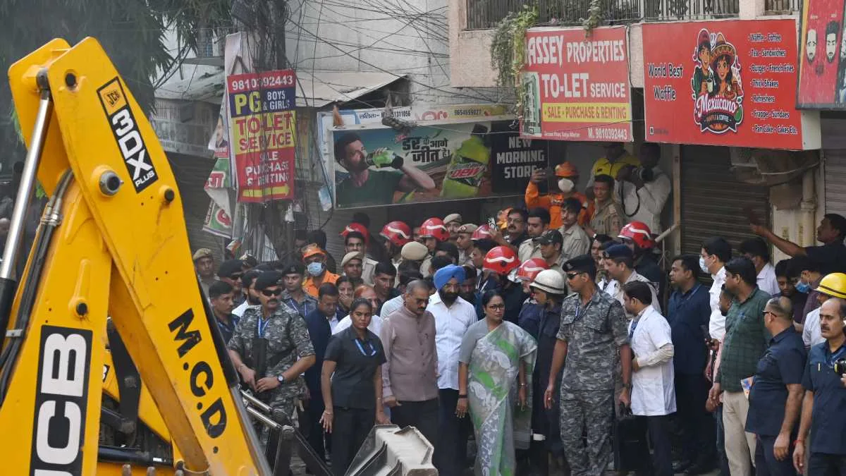 সত্য নিকেতন ধসের পর দিল্লি জুড়ে বেআইনি নির্মাণে কোপ,  বেআইনি বাড়ি চিহ্নিত করে ভাঙার নির্দেশ মুখ্যমন্ত্রীর