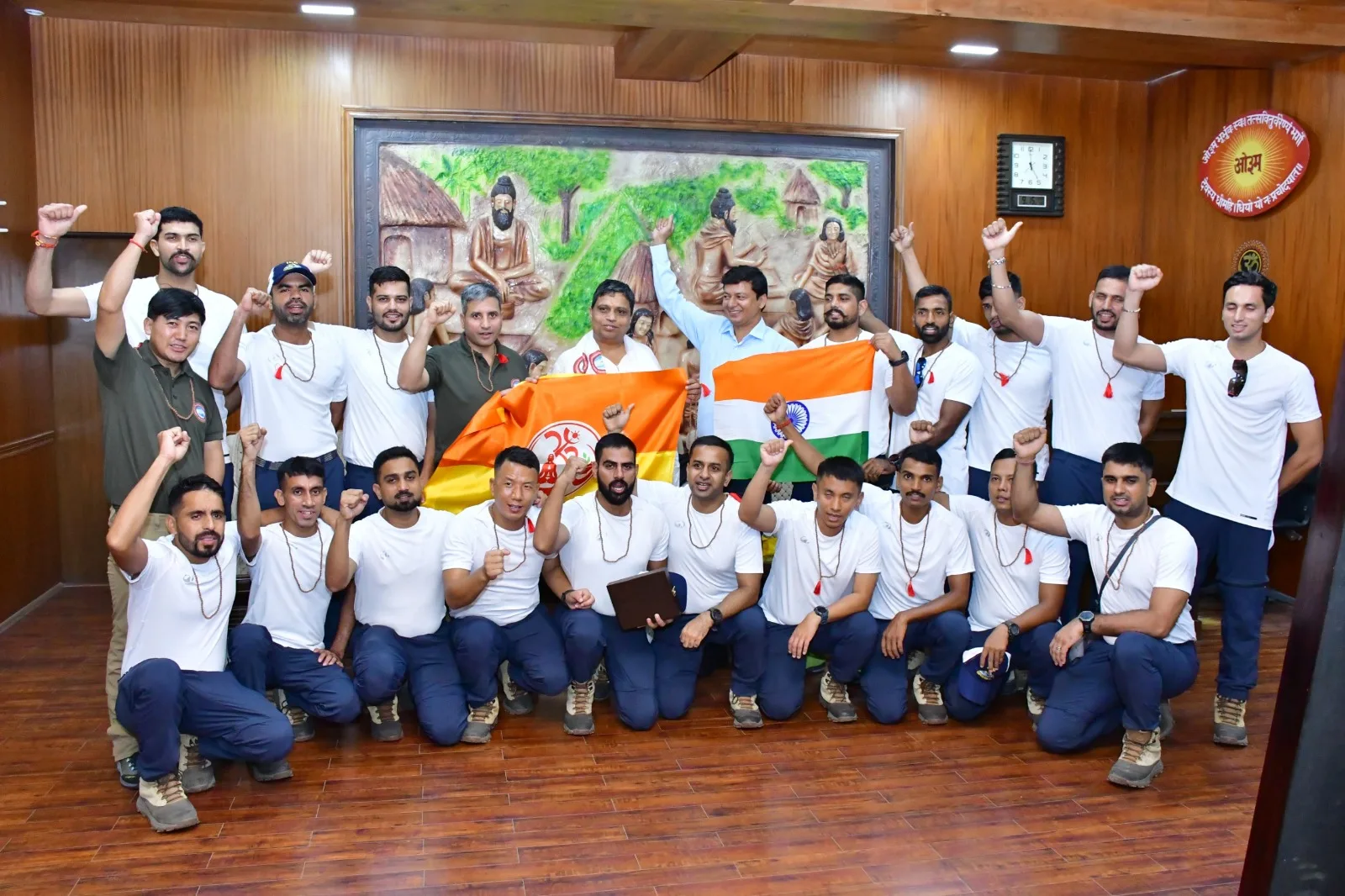 এভারেস্টের আগে পরীক্ষা, আচার্য বালকৃষ্ণর আশীর্বাদ নিয়ে দুর্গম চূড়ার পথে কোস্ট গার্ডের অভিযাত্রীরা