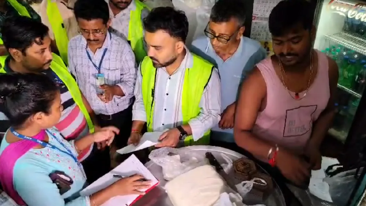 বউবাজারের পনির পট্টিতে কলকাতা পুরসভার অভিযান, নষ্ট করা হল খোয়া ক্ষীর ও ছানার কেক