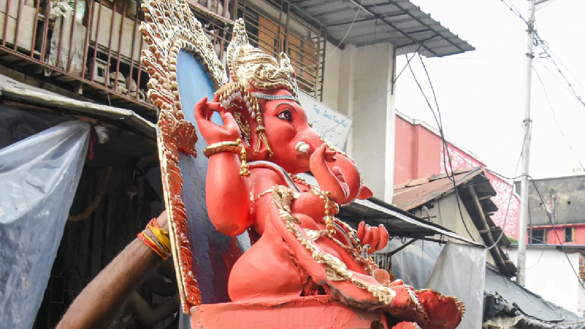 কাঁকিনাড়ায় জমজমাট গণেশ পুজো, উৎসবের আগেই পথ নির্দেশিকা প্রকাশ ট্রাফিক পুলিশের