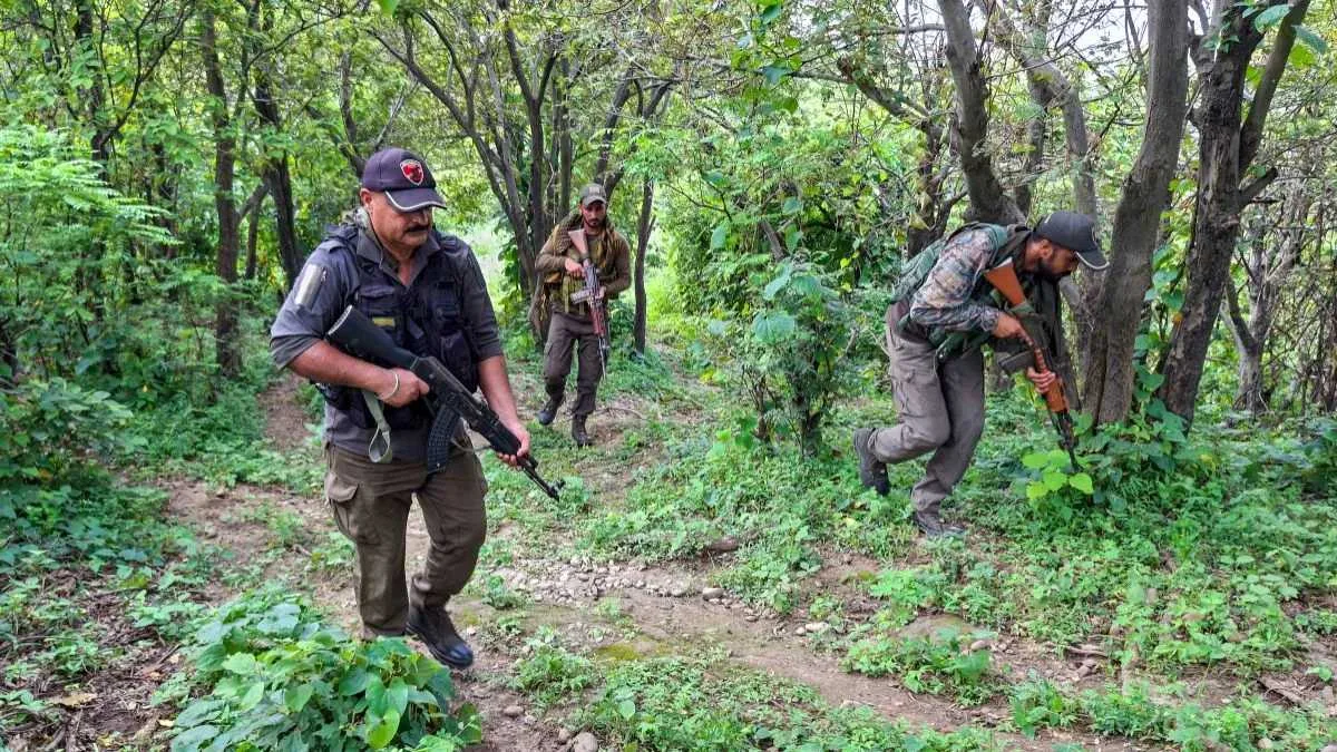 কাশ্মীরের বদগাঁওয়ে নিরাপত্তাবাহিনীর সঙ্গে গুলির লড়াইয়ে নিহত লস্কর-ই তৈবার শীর্ষ নেতা