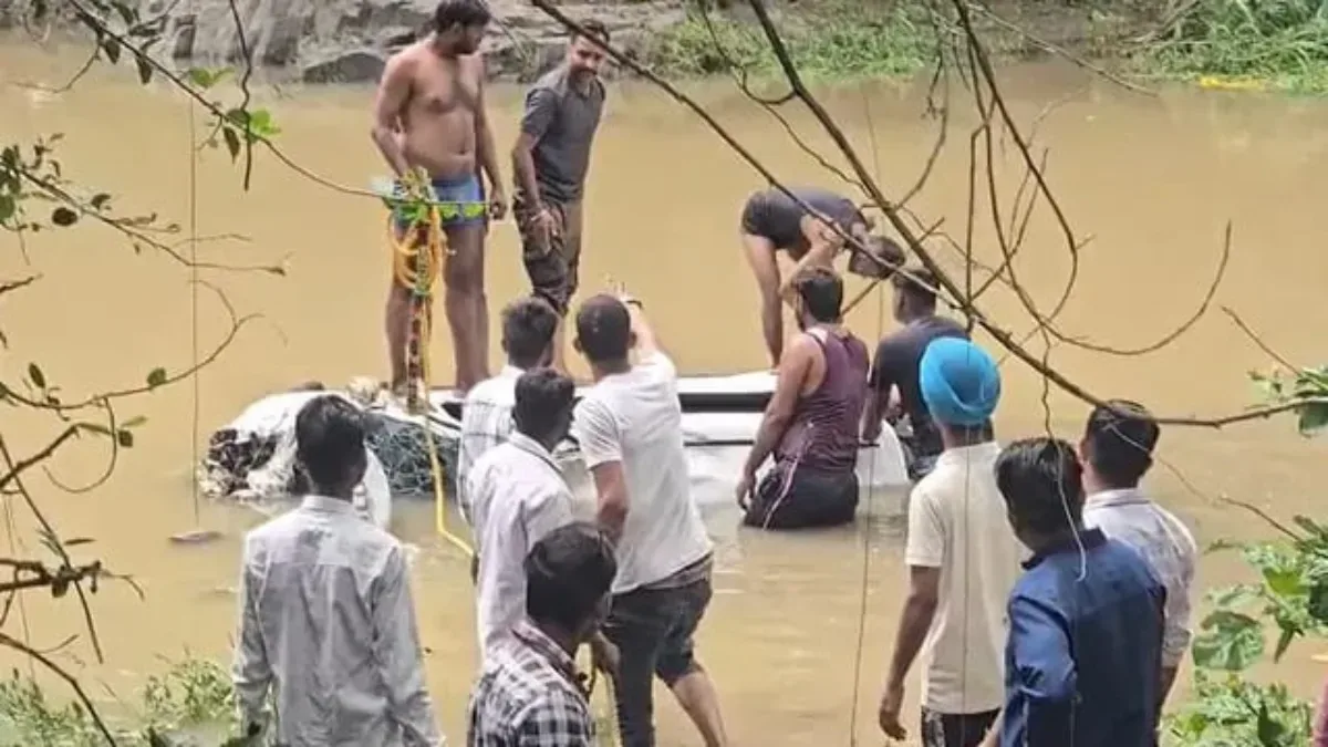 খরস্রোতা নালায় পড়ল পুণ্যার্থীদের গাড়ি, ৩ শিশু-সহ মৃত ৮