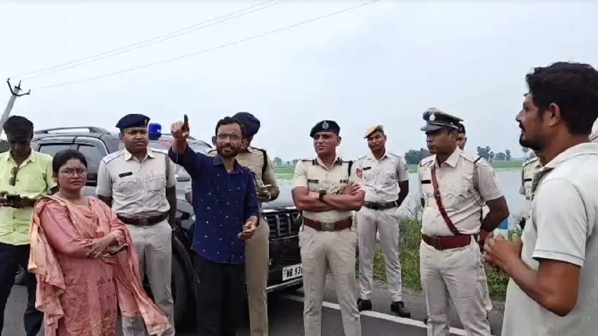 কুঁয়ে নদীর জলোচ্ছ্বাস ও অতিবৃষ্টিতে বড়ঞায় বন্যা, পরিদর্শনে মুর্শিদাবাদের পুলিশ সুপার